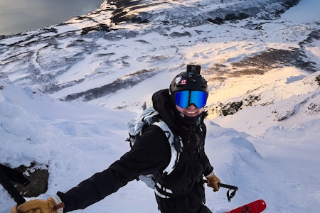 NY SPONS: Norges - og kanskje verdens - mest proffe skiproff, Nikolai Schirmer fra Tromsø, har fått ny skistøvelsponsor. I denne artikkelen forteller han om den litt knotete prosessen det var å finne topptursko som funka for han. Foto: Lisen Strøm blid skikjører i spektakulære fjell