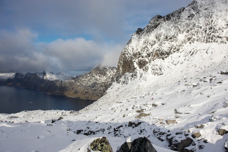 LITEN JEGER: Ser du jegeren? På grunn av snøen bruker vi dobbelt så lang tid på å klatre opp hit. LITEN JEGER: Ser du jegeren? På grunn av snøen bruker vi dobbelt så lang tid på å klatre opp hit.