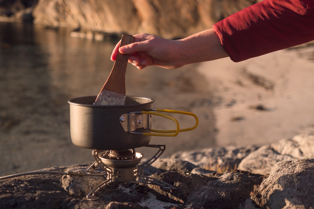 UTEKJØKKEN: Varm og næringsrik suppe på primusen en kald høstdag. Foto: Jon Olav Larsen suppe på primus
