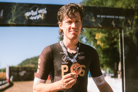 DONE AND DUSTED: Her står Simen Nordahl Svendsen med det synlige beviset på at han var best sammenlagt under Gravel Earth Series denne sesongen. Nå er 25-åringen fra Hokksund klar for å ta satsinga ett steg videre. Foto: Sonam Gotthilf DONE AND DUSTED: Her står Simen Nordahl Svendsen med det synlige beviset på at han var best sammenlagt under Gravel Earth Series denne sesongen. Nå er 25-åringen fra Hokksund klar for å ta satsinga ett steg videre. Foto: Sonam Gotthilf