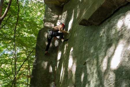 TRAD-TYPE: Artikkelforfatter Asgeir like under cruxet i toppen av diederet. Foto: Tora Roth KLATRER I DIEDER
