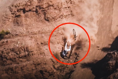 STYGT: Cam Zink faller stygt under årets Rampage. Foto: Red Bull TV STYGT: Cam Zink faller stygt under årets Rampage. Foto: Red Bull TV