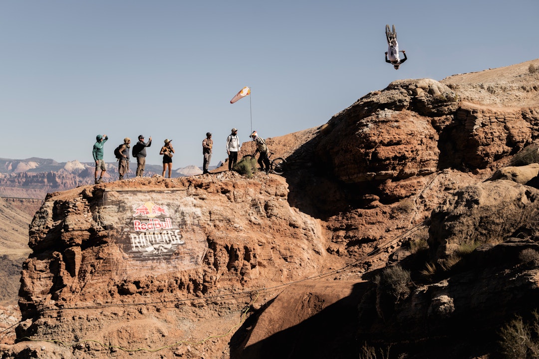 CAM ZINK: Trening på droppet før ulykken skjedde. Foto: Bartek Wolinski / Red Bull Content Pool CAM ZINK: Trening på droppet før ulykken skjedde. Foto: Bartek Wolinski / Red Bull Content Pool