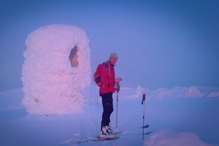 FRA EN FIN TUR: Øystein ved toppvarden på Blåtinden (Den Sovende Soldat) i Balsfjord, på Tromsø fastland. I bakgrunnen ser man fjelltopper fra Lyngsalpene. Foto: Bjarte Skille FRA EN FIN TUR: Øystein ved toppvarden på Blåtinden (Den Sovende Soldat) i Balsfjord, på Tromsø fastland. I bakgrunnen ser man fjelltopper fra Lyngsalpene. Foto: Bjarte Skille