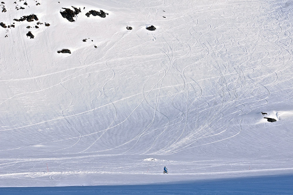 I FULL FART: Tiåringen mener at det er å sykle fort som er greia. Foto: Sam Hedman sykle på skare