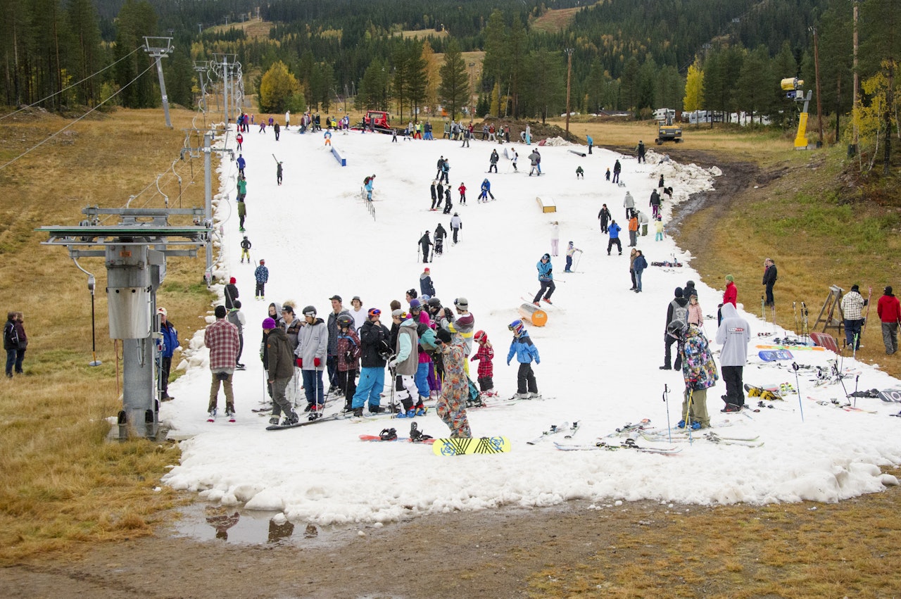 LAGRINGSSNØ: På snø fra forrige vinter inviterer Trysil til gratis railpark. Foto: Skistar LAGRINGSSNØ: På snø fra forrige vinter inviterer Trysil til gratis railpark. Foto: Skistar