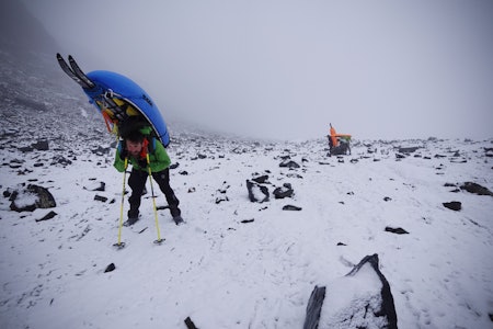 TUNGT: Ekspedisjonsmedlemmene ble flere ganger nødt til å bære utstyret for å komme seg videre. Foto: Børge Ousland vincent colliard og børge ousland juneau