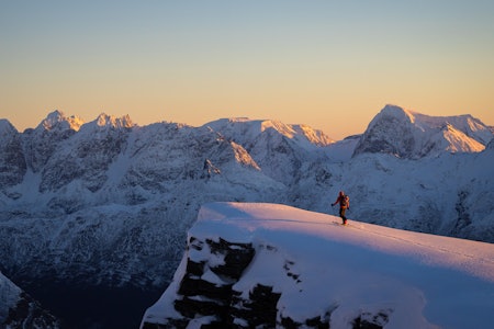 TJUENDE NOVEMBER: Eivind Jacobsen hadde det meste på stell på toppen av Sovende Soldat høsten 2022. Foto: Martin Andersen TJUENDE NOVEMBER: Eivind Jacobsen hadde det meste på stell på toppen av Sovende Soldat høsten 2022. Foto: Martin Andersen