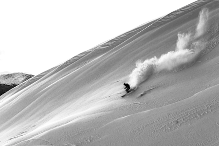 FLANKEKJØRING: Store, åpne flanker er hva frikjøringen i Oppdal er mest kjent for, men det finnes også litt skog å gjemme seg vekk i når sikten blir dårlig og vinden tiltar. Foto: Christian Nerdrum flankekjøring