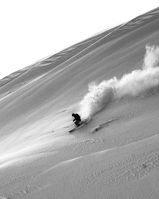 FLANKEKJØRING: Store, åpne flanker er hva frikjøringen i Oppdal er mest kjent for, men det finnes også litt skog å gjemme seg vekk i når sikten blir dårlig og vinden tiltar. Foto: Christian Nerdrum flankekjøring
