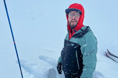 GUIDER I LYNGEN: Finn Hovem sjekker snølagene etter en vinternatt med påfyll av snø. Foto: Privat GUIDER I LYNGEN: Finn Hovem sjekker snølagene etter en vinternatt med påfyll av snø. Foto: Privat