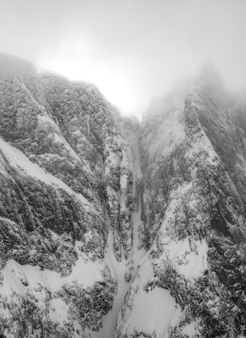 MEKTIG: Fjellene i Kvænangen var en storslått kulisse i Krister Kopalas følelsesladede dokumentar. Foto: Vegard Aasen Fjell og renner i Kvænangen.