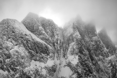 MEKTIG: Fjellene i Kvænangen var en storslått kulisse i Krister Kopalas følelsesladede dokumentar. Foto: Vegard Aasen Fjell og renner i Kvænangen.