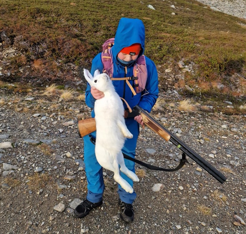 UVANLIG STOR: Vebjørn Solli syntes haren var unaturlig stor. Det ser i alle fall ut som det var tungt å holde haren med en arm. Foto: Vebjørn Solli UVANLIG STOR: Vebjørn Solli syntes haren var unaturlig stor. Det ser i alle fall ut som det var tungt å holde haren med en arm. Foto: Vebjørn Solli