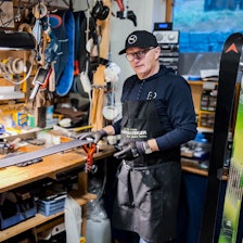 TIPSER: Skiekspert Bjørn Jarle Kleppen på Molde Skiservice vil at du også skal klare å vedlikeholde skiene dine. Foto: Andreas Jacobsen TIPSER: Skiekspert Bjørn Jarle Kleppen på Molde Skiservice vil at du også skal klare å vedlikeholde skiene dine. Foto: Andreas Jacobsen