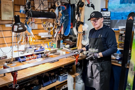 TIPSER: Skiekspert Bjørn Jarle Kleppen på Molde Skiservice vil at du også skal klare å vedlikeholde skiene dine. Foto: Andreas Jacobsen TIPSER: Skiekspert Bjørn Jarle Kleppen på Molde Skiservice vil at du også skal klare å vedlikeholde skiene dine. Foto: Andreas Jacobsen