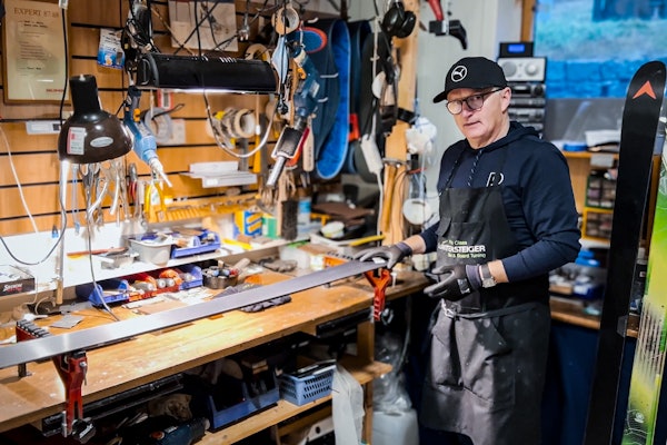 TIPSER: Skiekspert Bjørn Jarle Kleppen på Molde Skiservice vil at du også skal klare å vedlikeholde skiene dine. Foto: Andreas Jacobsen TIPSER: Skiekspert Bjørn Jarle Kleppen på Molde Skiservice vil at du også skal klare å vedlikeholde skiene dine. Foto: Andreas Jacobsen