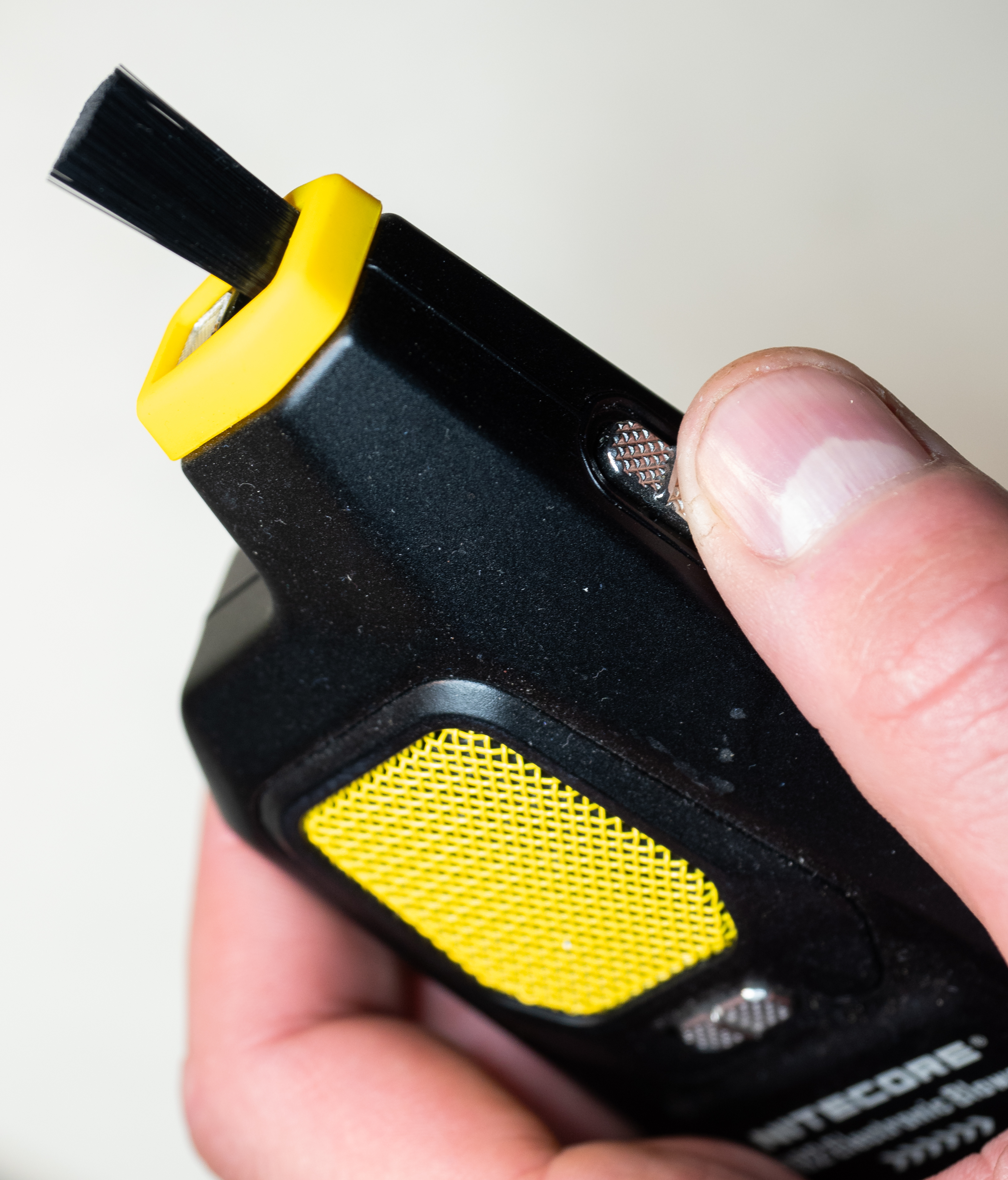 ENKEL I BRUK: Den innebygde børsten skytes frem ved hjelp av en knapp.