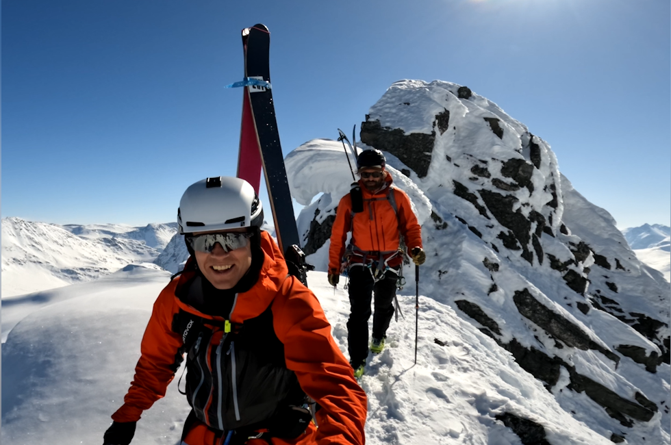 to karer på tur med ski på sekken