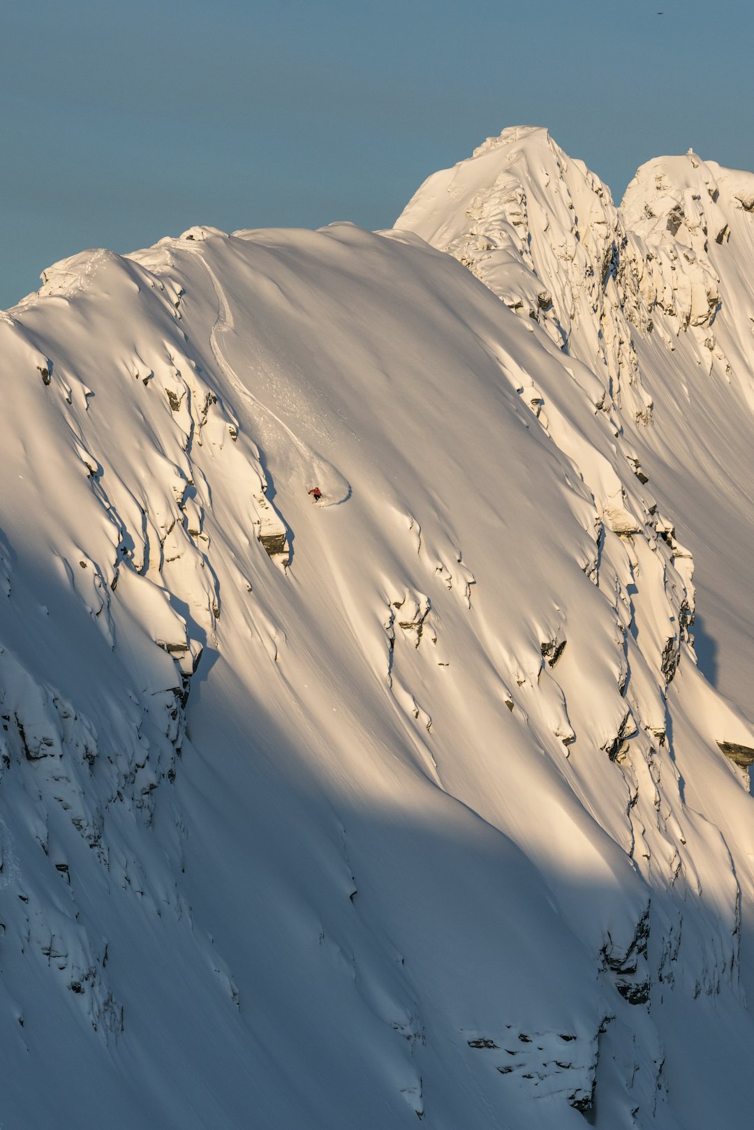 Asbjørn Eggebø Næss kjører på Åbittinden. Foto: Ståle Johan Aklestad skikjører i pudder og fint lys