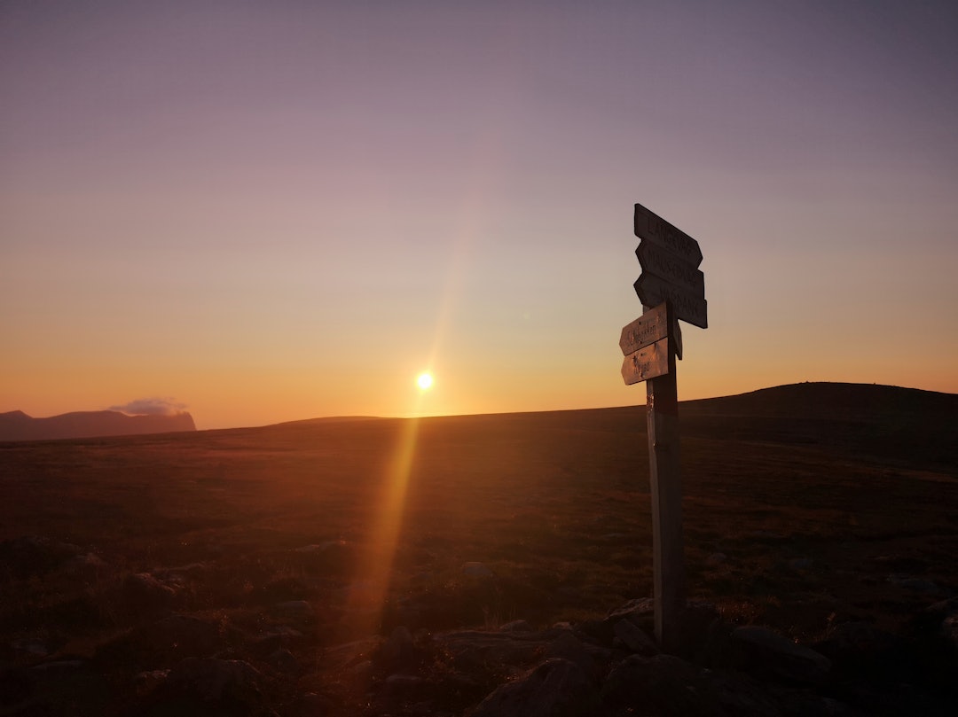 SOLNEDGANG OVER SULAFJELLET: Skilt på mellomfjellet. Foto: Frank Hide sulafjellet