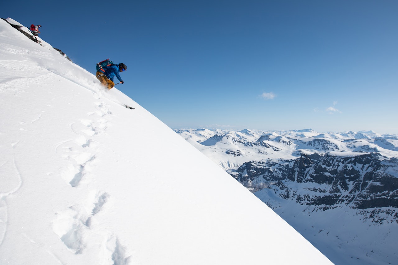 FORFATTER: Tredje generasjons toppturentusiast og sunndaling Trygve Sande har skrevet den nye boka Toppturer i Sunndalsfjella med Fri Flyt-journalist Tore Meirik. Her er Sande på vei ned fra Store Trolla, ett av 43 fjell som beskrives i boka. Foto: Tore Meirik mann som kjører ski høyt til fjells