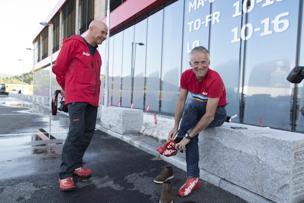 IKKE ENIG: Paul Aunaas (t.v) avviser at det er en myte at skisålen kan mettes med voks. Her med Vegard Ulvang. Foto: Olav Heggø to menn utenfor supermarked. den ene mannen driver og tar på seg skisko.