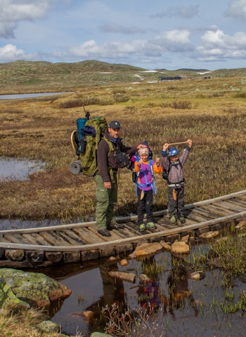 OVERGANG: Klopper og broer sørger for trygg ferdsel. Foto: Bård Bjerkeli bro familie hardangervidda