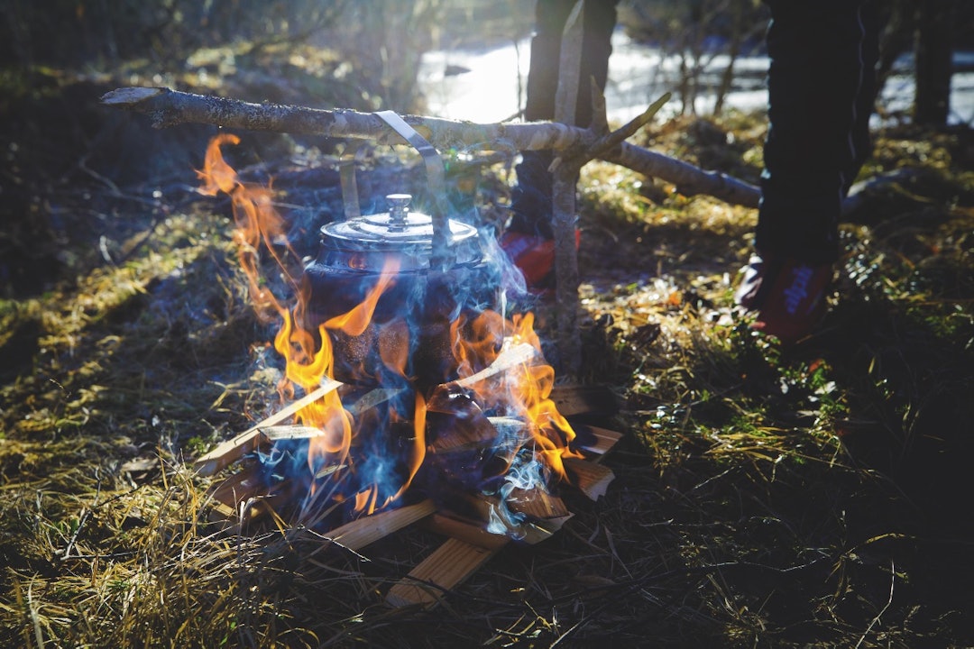 MATPAUSE: Langs elva er det flust av fine steder der skøyteløperne kan gå på land. «Svartkjelen» er alltid med når skøyteveteranen Øyvind Hovdenak inviterer på tur. kaffe på bål