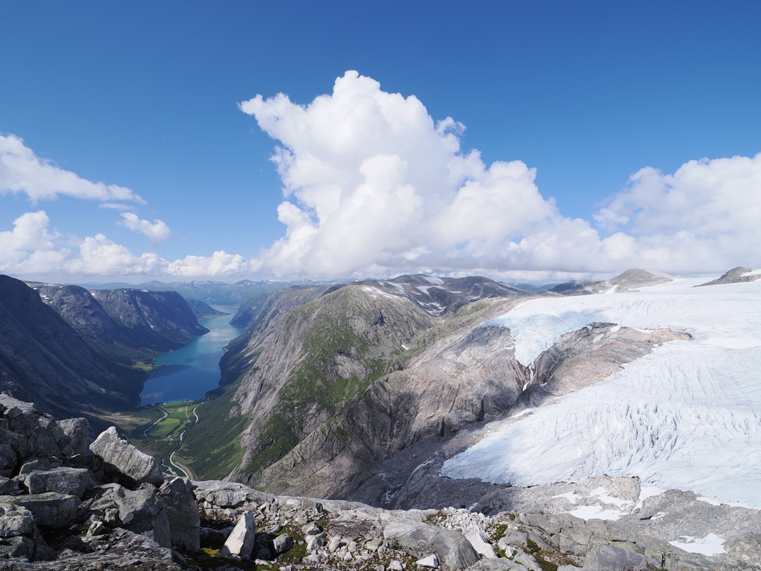 Frå toppen av Tverrfjellet der gondolen planleggast er det utsikt over Kjøsnesfjorden og Lundebreane, som er del av Jostedalsbreen nasjonalpark. Foto: Brit Siv Fimland Tverrfjellet jostedalsbreen