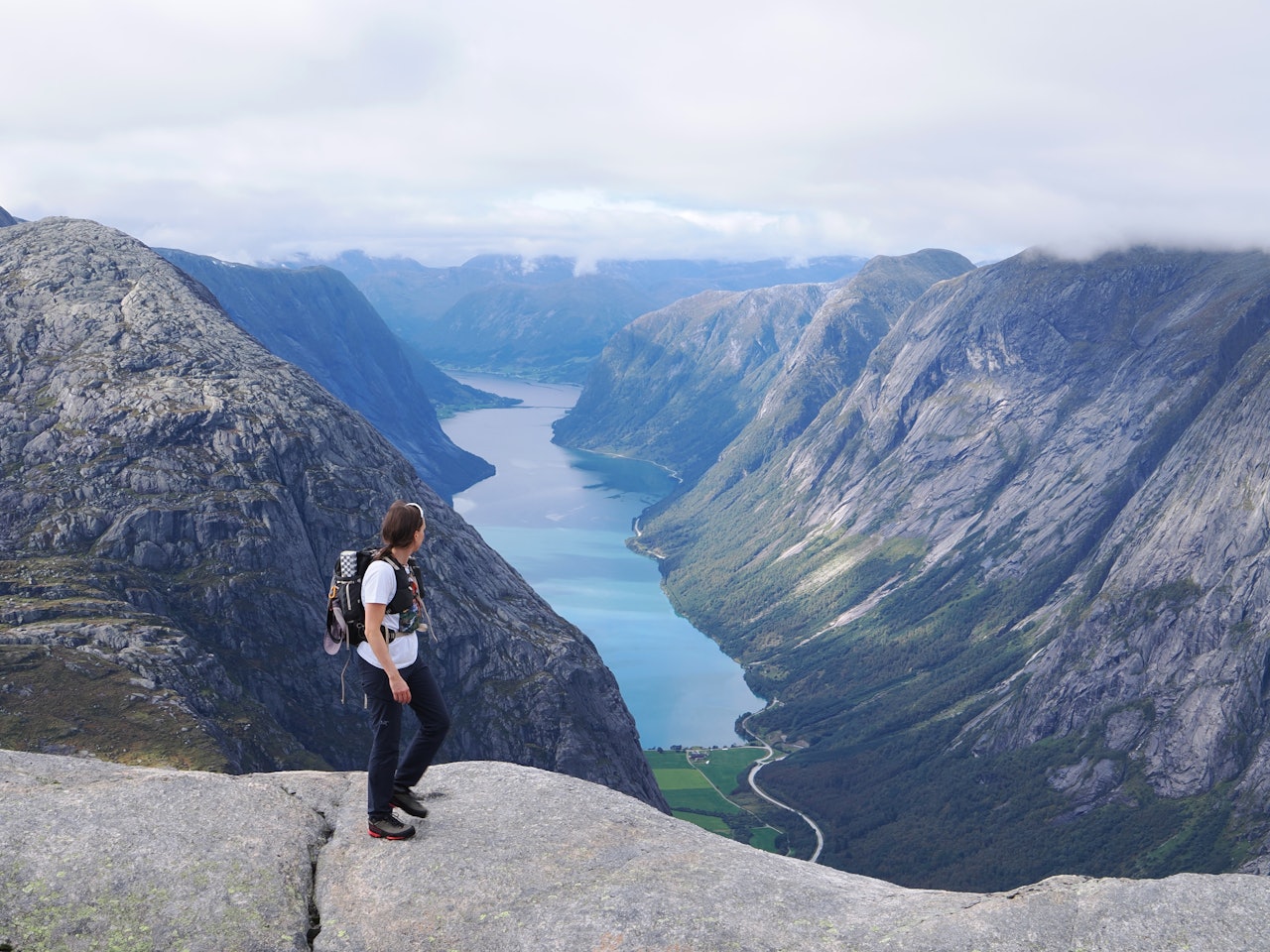GONDOL, NEI TAKK: Flott fjelltur, med utsikt over Kjøsnefjorden. Foto: Brit Siv Fimland fjelltur over kjøsnesfjorden