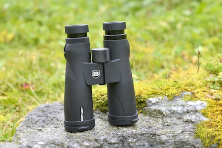 ABBE KÖNIG: Breitler Supreme 9x45 sin fasong avslører at det sitter uvanlige prismer på innsiden. Abbe König-prisme gjør at senteraksene for de to kikkerttubusene ikke er parallele. ABBE KÖNIG: Breitler Supreme 9x45 sin fasong avslører at det sitter uvanlige prismer på innsiden. Abbe König-prisme gjør at senteraksene for de to kikkerttubusene ikke er parallele.