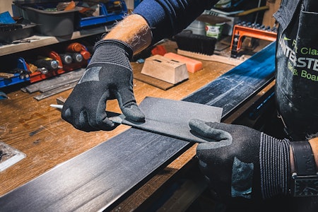 SLIP: Smergelpapir får vekk herdet stål på undersiden av stålkanten. Foto: Andreas Jacobsen SLIP: Smergelpapir får vekk herdet stål på undersiden av stålkanten. Foto: Andreas Jacobsen