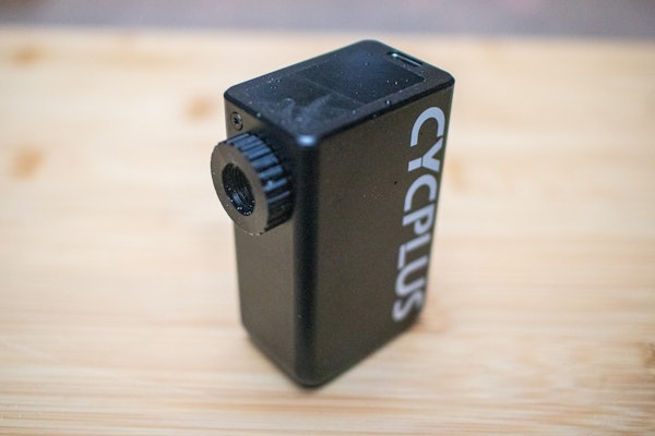 ELÆKTRISK: Sykkelpumpe på batteri! Dette er Cycplus AS2 Pro. Foto: Knut Andreas Lone liten sykkelpumpe drevet på batteri