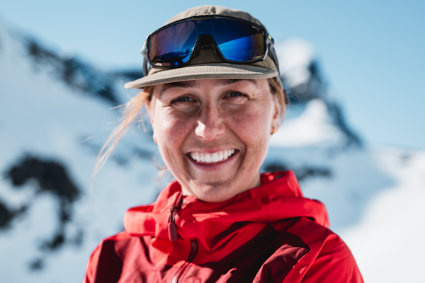 KLAR: Sol Idland var den eneste kvinnen blant de nyutdannede ski- og tindeveglederne i år. Foto: Simon Sjökvist. Sol Idland kvinne som smiler mens hun ser inn i kamera i fjellet