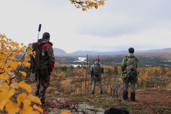 LOKALT STYRE: Beiarn og Bardu krever samme rettigheter som kommuner sørpå, de vil danne lokale fjellstyrer og ta over forvaltningen fra Statskog. Arkivfoto: Kjell-Harald Myrseth Elgjegere på jakt i Bardu / Indre Troms