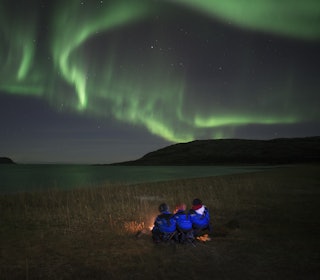 BRENNAKTUELT: Det er høysesong for nordlysturisme. Mange steder har diverse bålplasser i utmarka skapt irritasjon. Foto: Delphin Ruché nordlys turister