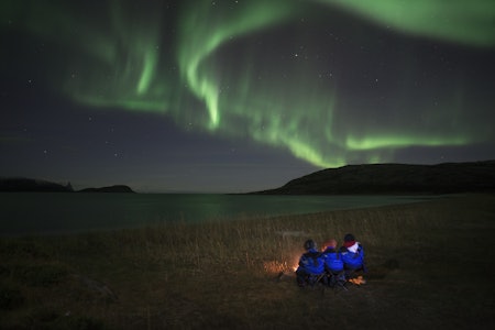BRENNAKTUELT: Det er høysesong for nordlysturisme. Mange steder har diverse bålplasser i utmarka skapt irritasjon. Foto: Delphin Ruché nordlys turister