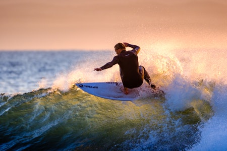 FLOATER: Emil Leenderts tar bølgen(e) påJeffreys Bay. Foto: Deon Lategan. FLOATER: Emil Leenderts tar bølgen(e) påJeffreys Bay. Foto: Deon Lategan.