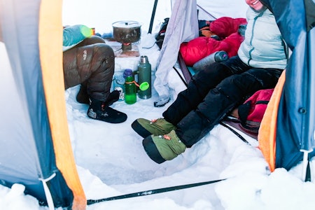 PLASS: Det kan være praktisk å innrede forteltet,  særligom teltet skal være base for mer enn noen få timer. Foto: Maria Philippa Rossi kuldegrop i snøen på telttur