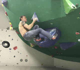 Gudmund Grønhaug er blant forfatterne av forskningsartikkelen om klatreskader. Foto: Privat Mann klatrer innendørs-