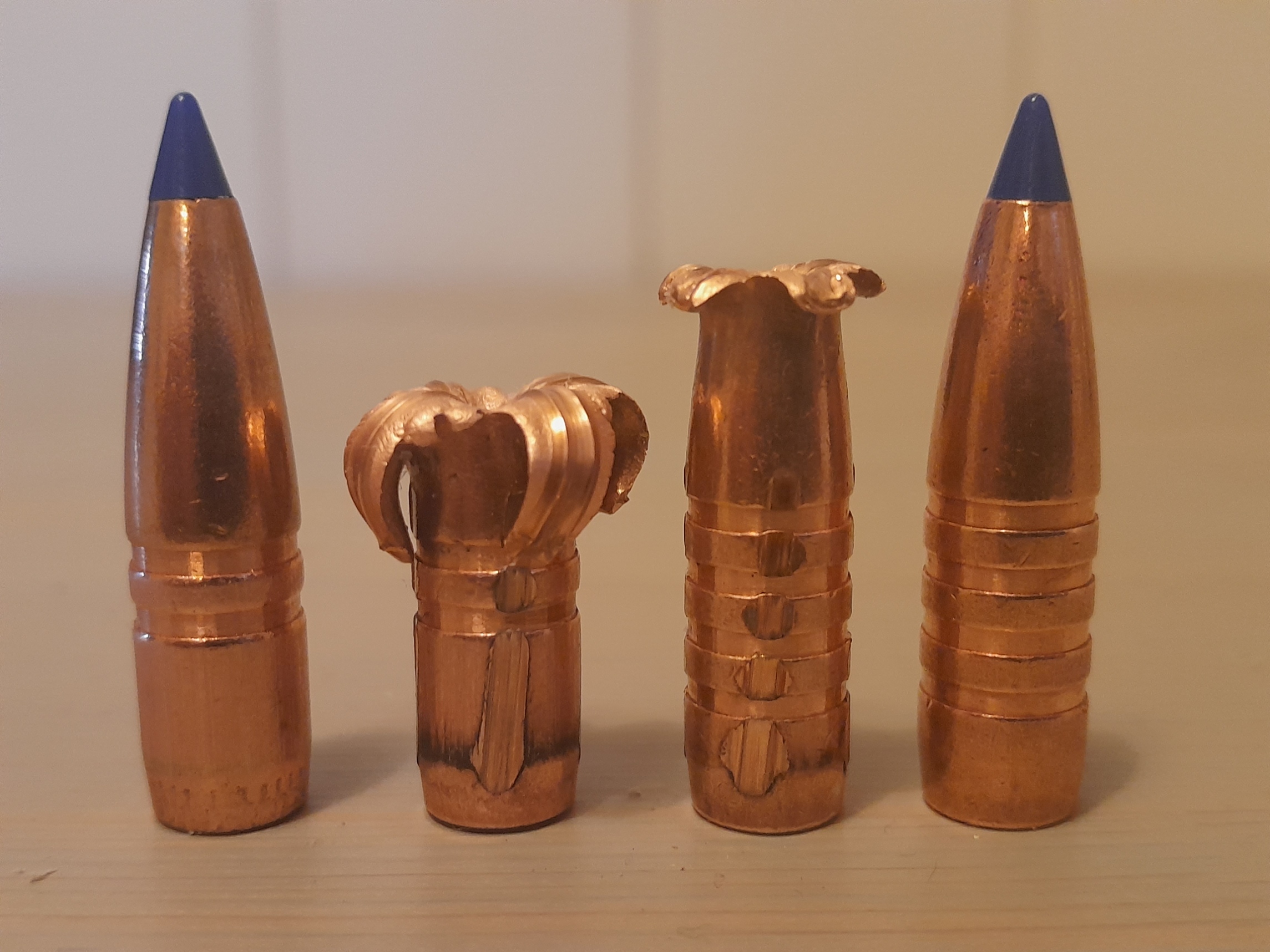 LADING: Fabrikkladd vs hjemmeladd. De to til venstre er fra Barnes VOR-TX fabrikkammo 150 grs 30 kaliber kule. Den ekspanderte kula er skutt i vanndunker med en hastighet på ca 600 ms. De to til høyre er vanlige 150 TTSX som blir levert til hjemmeladere også skutt i ca 600 ms.