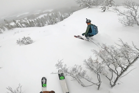 PUDDER! Bård Smestad var ikke vond å be da snøen hadde lavet ned på Vassfjellet. Foto: Bård Smested skikjørere i puddersnø på Vassfjellet.