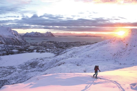 HAVGAP: Hans Meyer-fjellet er blant turene som beskrives i den nye toppturboka. Foto: Espen Nordahl Skigåer på topptur opp Hans Meyer-fjellet i solnedgang