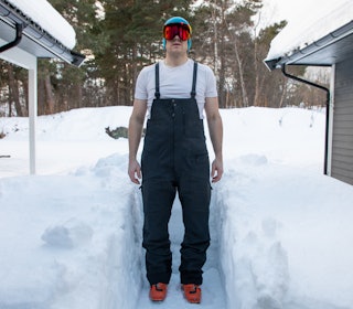 Vi har testet den nye softshell-selebuksen fra Norrøna. Foto: Erlend Wassdahl Meirik mann med selebukse i hage