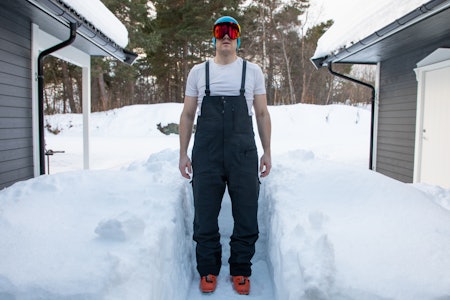 Vi har testet den nye softshell-selebuksen fra Norrøna. Foto: Erlend Wassdahl Meirik mann med selebukse i hage