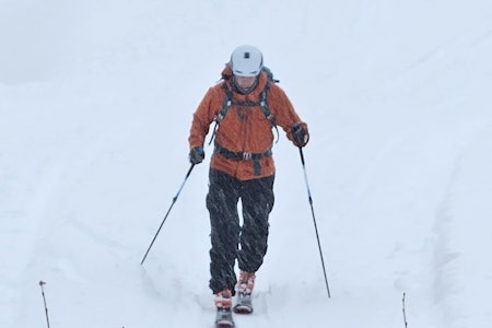 Patagonia M10 Storm er ei rimelig og lett toppturjakke med god funksjon. Foto: Ole Jørgen Lian mann på skitur i snøvær