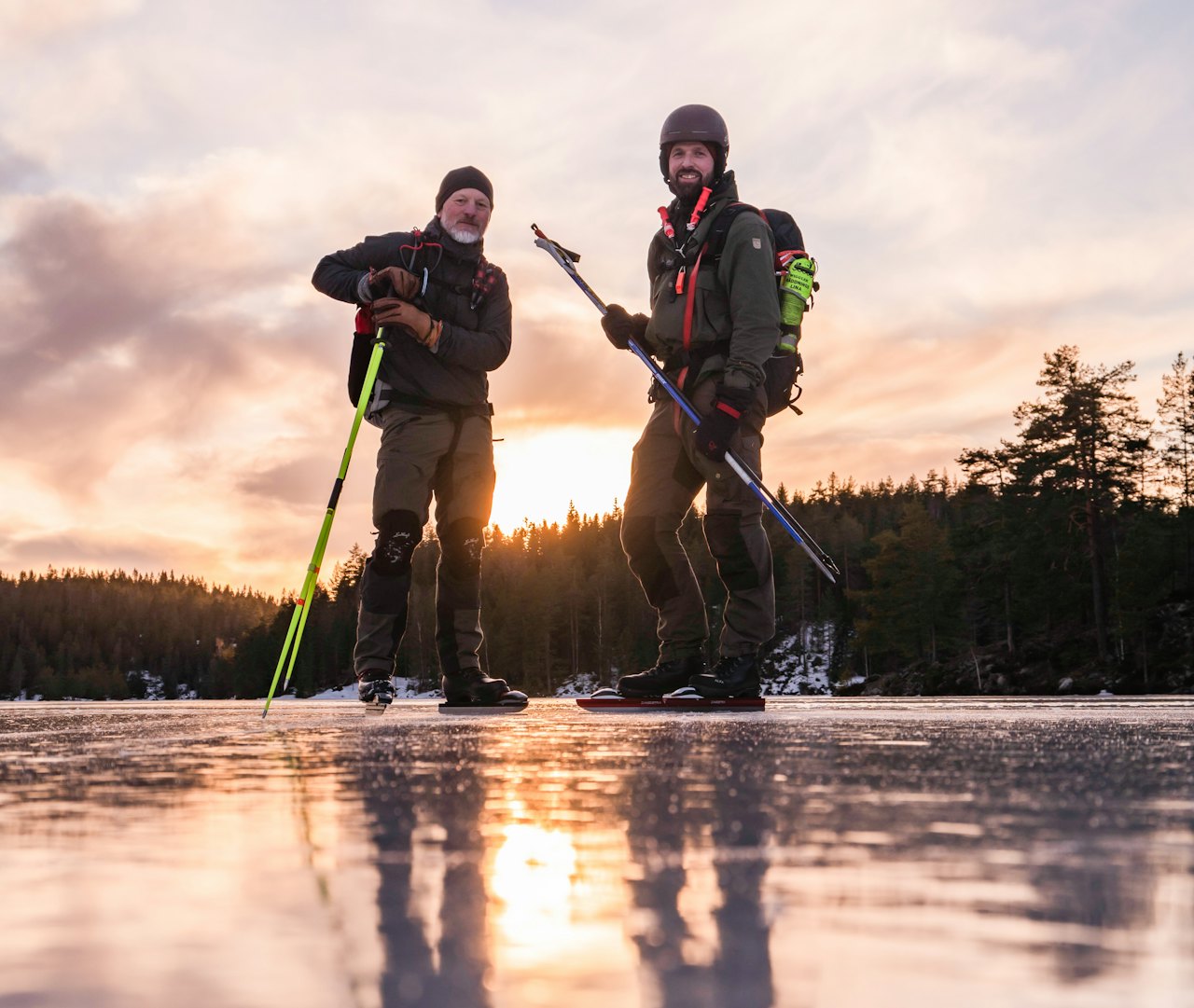 GODT RUSTET: Med isstaver, ispigger og sekk med line blir du en betraktelig tryggere turkamerat. Foto: Lars Lindland to menn på isen med turskøyter og sikkerhetsutstyr
