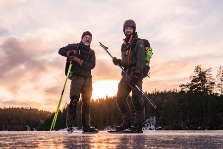 GODT RUSTET: Med isstaver, ispigger og sekk med line blir du en betraktelig tryggere turkamerat. Foto: Lars Lindland to menn på isen med turskøyter og sikkerhetsutstyr
