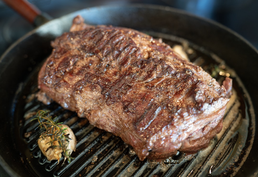 BRUNING AV ENTRECÔTE: Når du bruner kjøtt på høy temperatur i olje og smør får du en karamellisert og velsmakende skorpe. Tilsett gjerne hvitløk og timian under bruningen BRUNING AV ENTRECÔTE: Når du bruner kjøtt på høy temperatur i olje og smør får du en karamellisert og velsmakende skorpe. Tilsett gjerne hvitløk og timian under bruningen